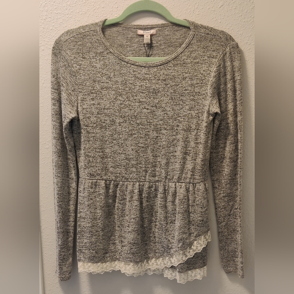 🆕 Silver Girls Long Sleeved Top With Lace Detail!
